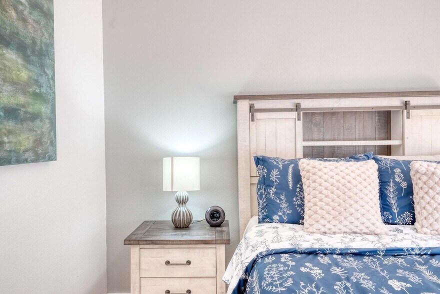 Building Photo - 330 W 5th St