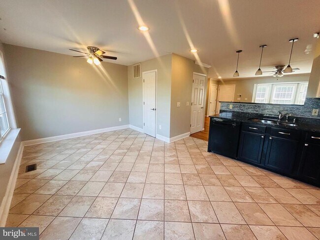 Building Photo - 400 Munsons Hill Ct