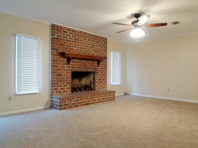 Building Photo - **Available February** Spacious 3 Bedroom 2 Bath in Savannah!