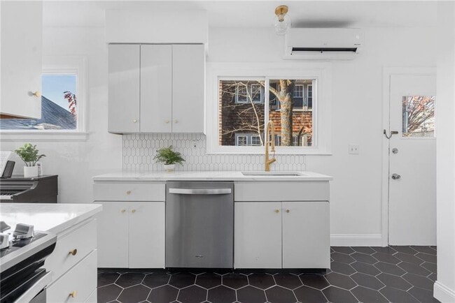 Building Photo - 420 Wayland Ave