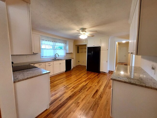 Building Photo - 3 Bedroom Brick Home