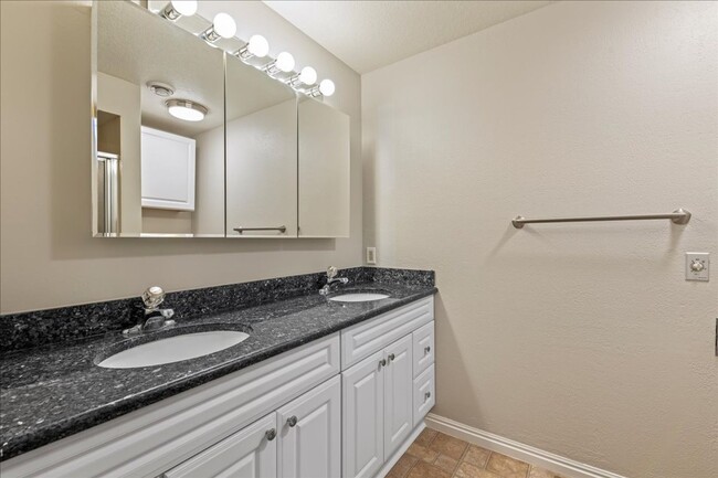 Building Photo - 2 bedroom 2 bath townhome located on the B...