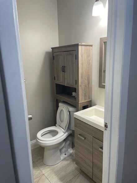 Main bathroom - 700 N Franklin Blvd