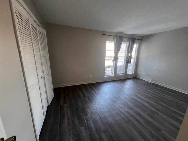 Building Photo - 214 Westwood Dr