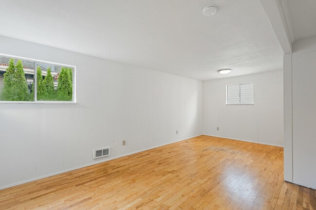 Building Photo - 6807 Aurora Ave N