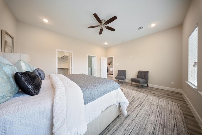 Building Photo - 2015 Olivos St