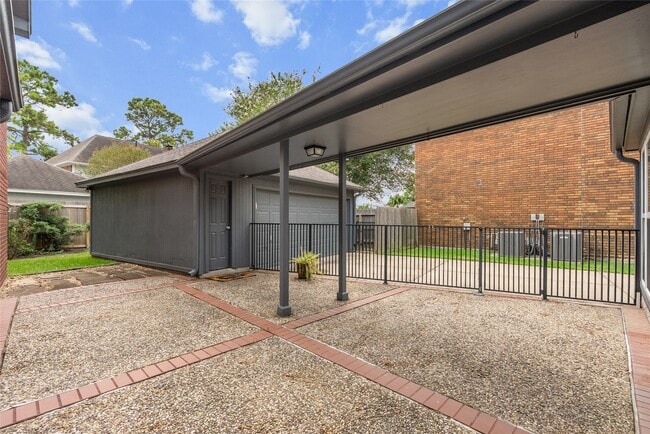 Building Photo - 2105 Murfield Dr