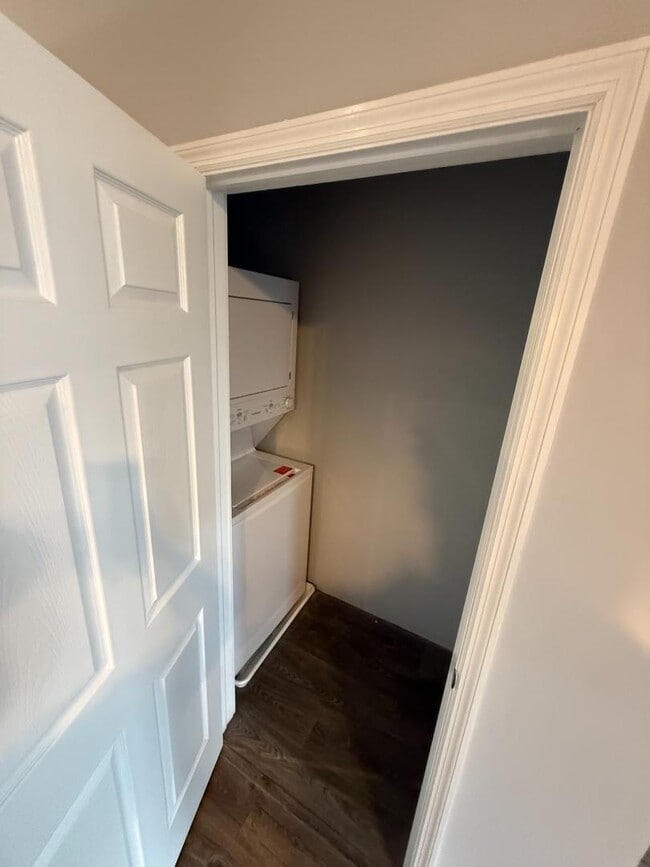 Building Photo - 293 Lark St