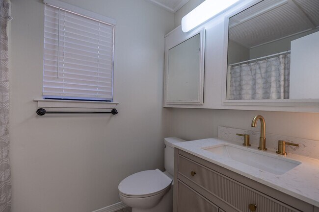 Building Photo - Newly Remodeled Fairhope Cottage Near Downtown!