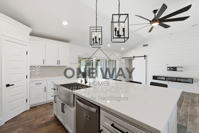 Building Photo - 4027 E Lewis Ave