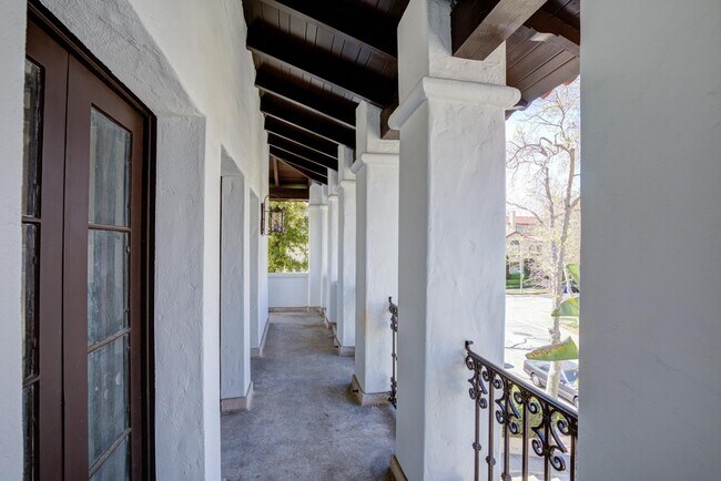 Building Photo - 176 S Orange Dr