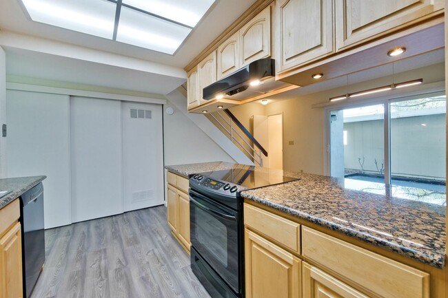 Building Photo - Lovely and Spacious 2BR 2.5BA Condo in Gre...