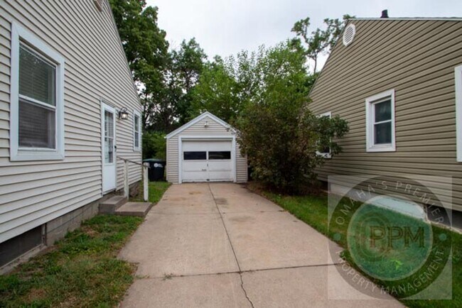 Building Photo - 3 Bedroom / 2 Bath Home! | Omaha, Ne