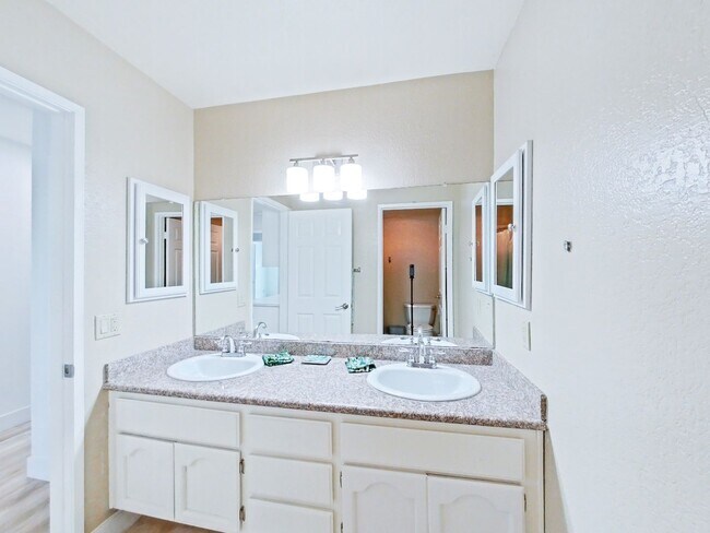 Building Photo - Spectacular 4 bedroom family home with oce...