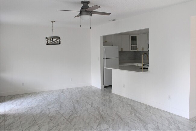 Building Photo - 2 Bedroom, 2 Bath in Deltona!