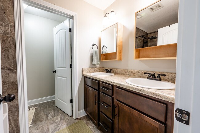 Building Photo - Pet Friendly Three Bedroom!