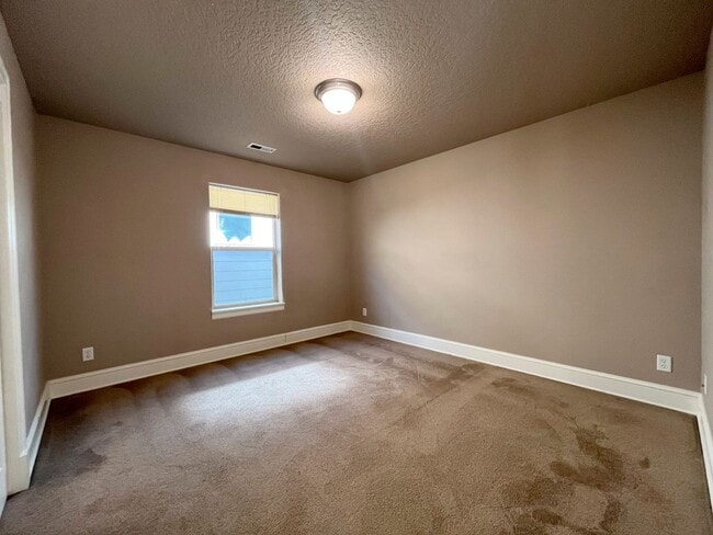 Building Photo - Stunning Corner Home in King City with Washer/Dryer Included, Private Courtyard!
