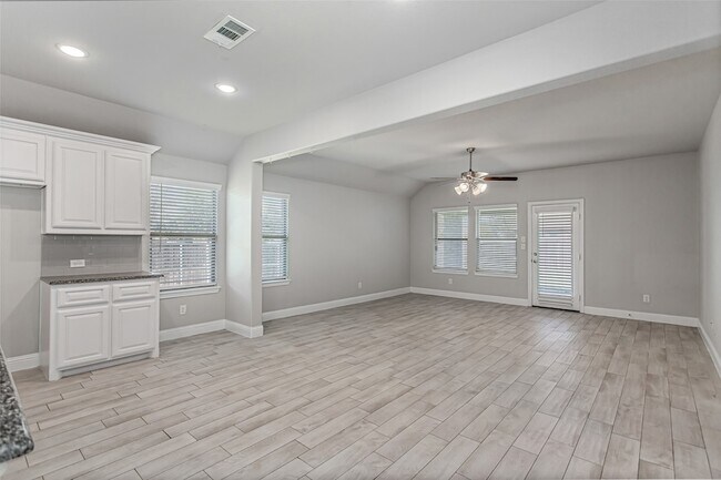 Building Photo - 1203 Rendyn St