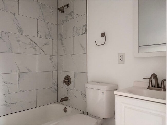 Building Photo - 3 bedrooms 3 baths home in San Diego. WATE...