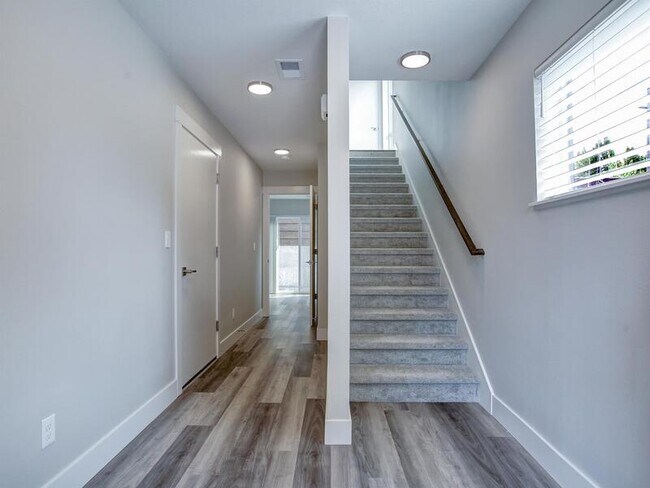 Building Photo - 1724 SE Ramona Street