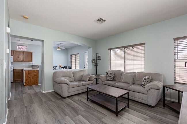 Building Photo - 3 bedroom home located near 215 Freeway and shopping.
