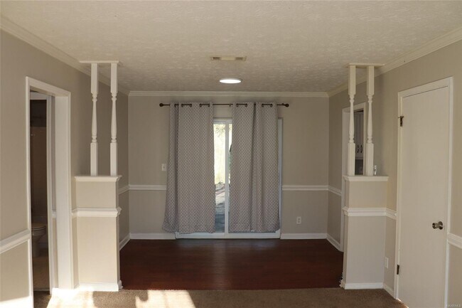 Building Photo - 760 N Burbank Dr