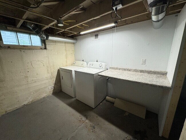 Building Photo - Charming 4-Bed Oasis in Minneapolis – Spacious 1500 Sq Ft Gem!