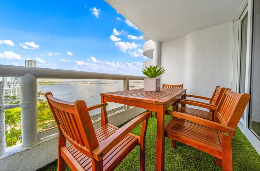 Building Photo - 1717 N Bayshore Dr