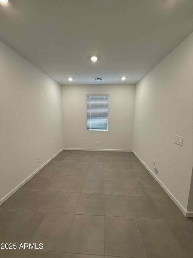 Building Photo - 15995 W Honeysuckle Dr