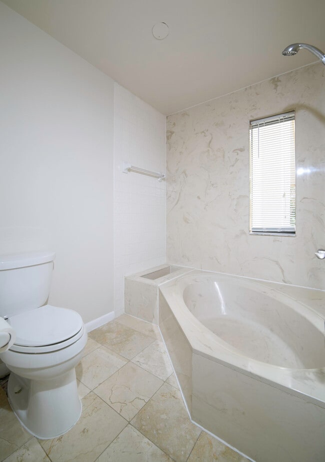 Building Photo - 6595 Parkview Dr