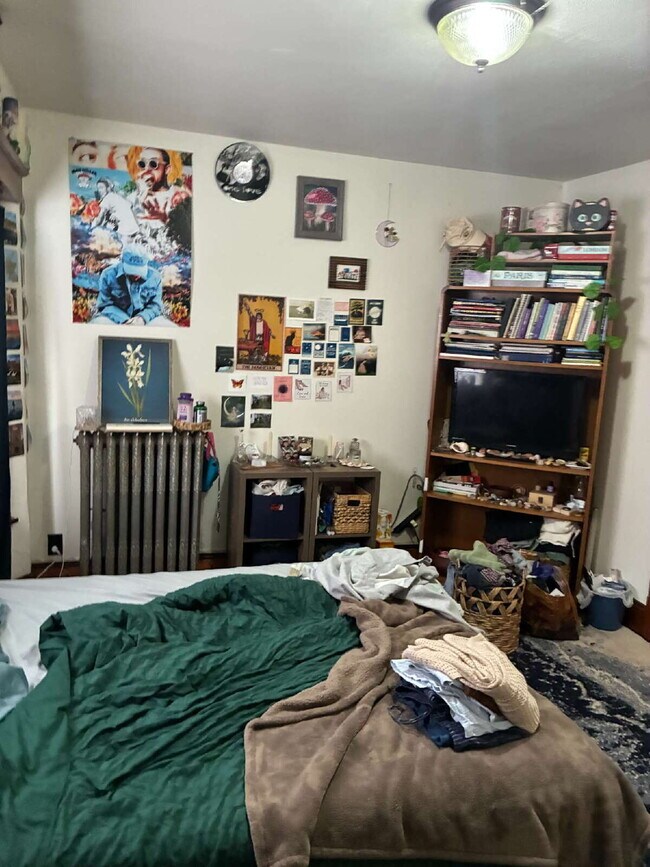 Building Photo - 4 Bed 2 Bath close to UWEC!