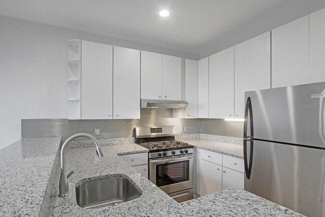 Building Photo - 140 Boylston St