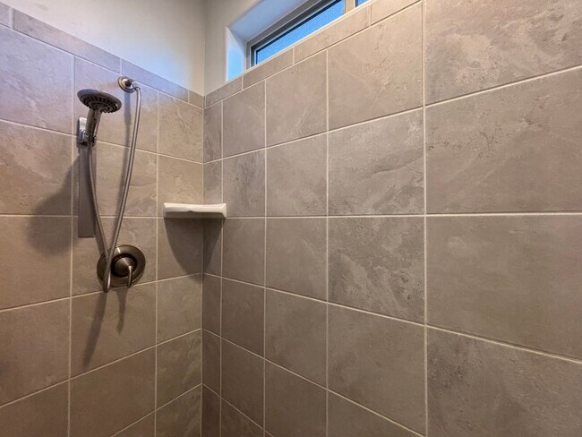 Building Photo - SPACIOUS SINGLE LEVEL HOME IN WASHINGTON F...