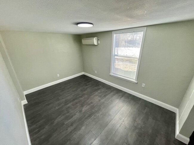 Building Photo - Beautifully Remodeled 3 Bedroom, 2 Bathroo...