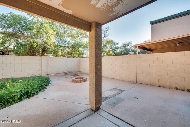 Building Photo - 8337 W Hughes Dr