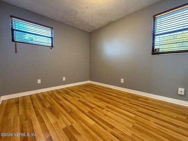 Building Photo - 360 Canis Dr W