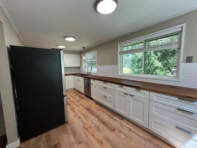 Building Photo - 3 Bed 2 Bath home with 2 Car Garage in Bellingham