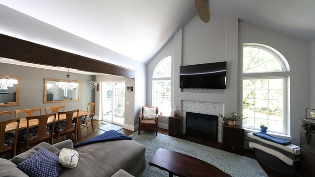 Building Photo - 3 Bed 3 Bath - Upgrades Throughout - No Pe...