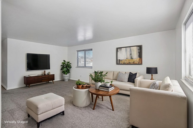 Building Photo - Newly Renovated