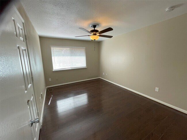 Building Photo - 12315 Glenview Dr