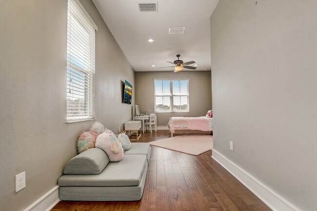 Building Photo - 10613 White Oak Dr