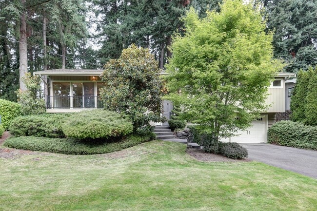 Building Photo - Welcome Home to Your Beautiful Oasis in En...