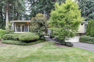 Building Photo - Welcome Home to Your Beautiful Oasis in En...