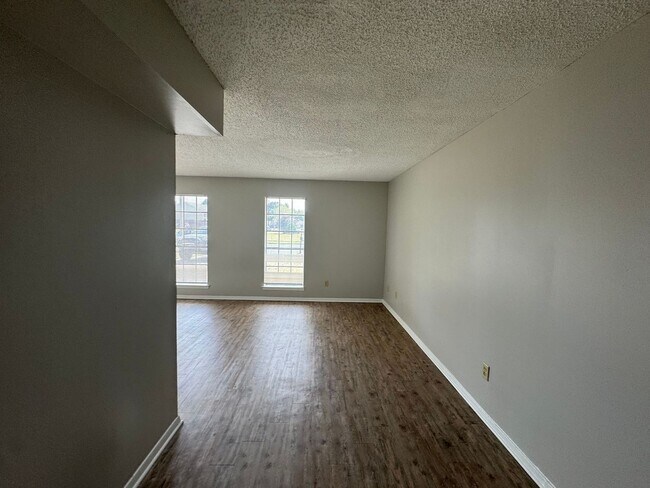 Building Photo - Welcome to 5252 Scottsdale!