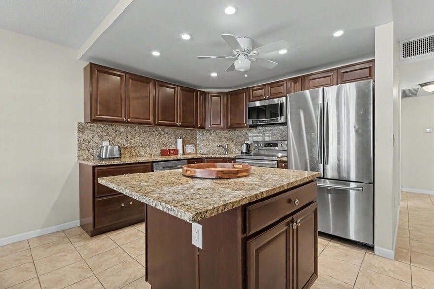 Building Photo - 2455 NE 51st St
