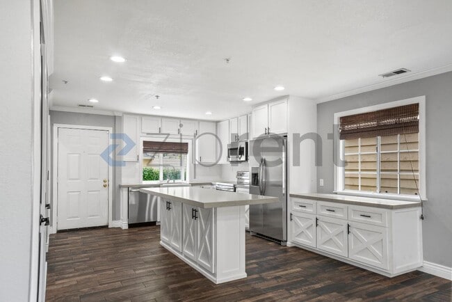 Building Photo - 5045 Hiller Ln