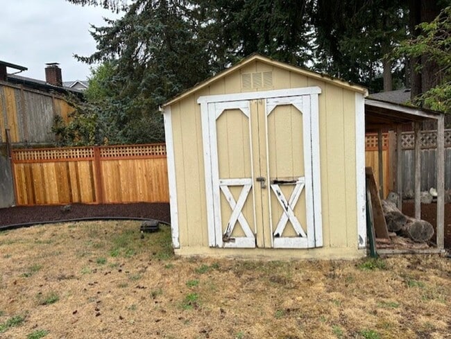 Building Photo - Beautiful Family home