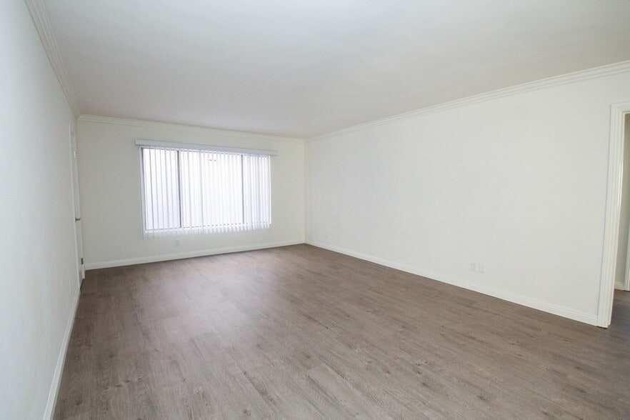 Building Photo - 9319 Alcott St