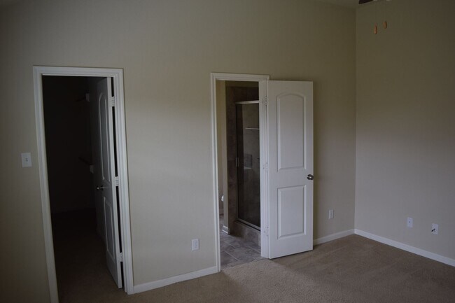 Building Photo - Stunning 3 Bed, 2 Bath in Creek Meadows!