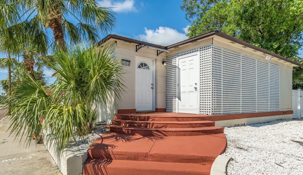 Building Photo - 2402 W Cypress St